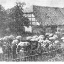 Fotothek df rp-e 0350004 Trójca (Troitschendorf). Beerdigung der Mordopfer, Trauergemeinde vor der Obermü